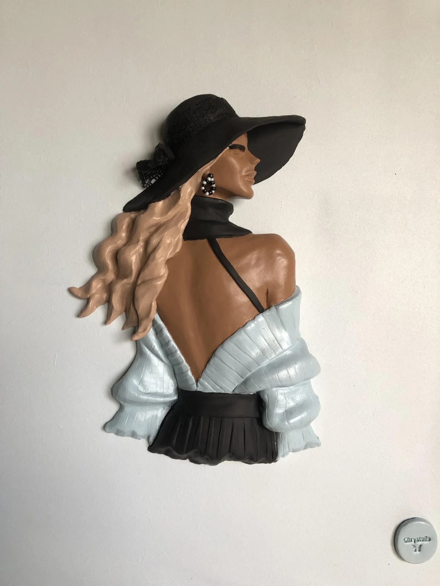 femme au pull peinte